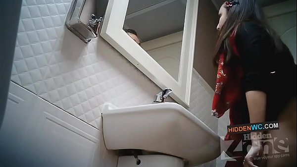 Rejtett kamerás felvételek a női mosdóban (1)