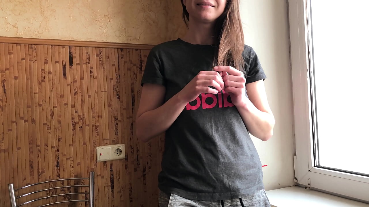 A bátyja segített a féltestvérének ellazulni az első randevúnk előtt. Orosz amatőr beszélővel
