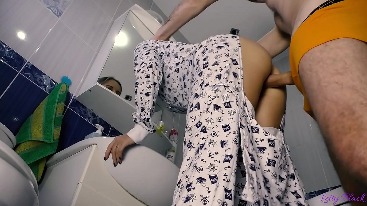 Hack fiatal pizsamában végződik orális cum szamár - letty fekete