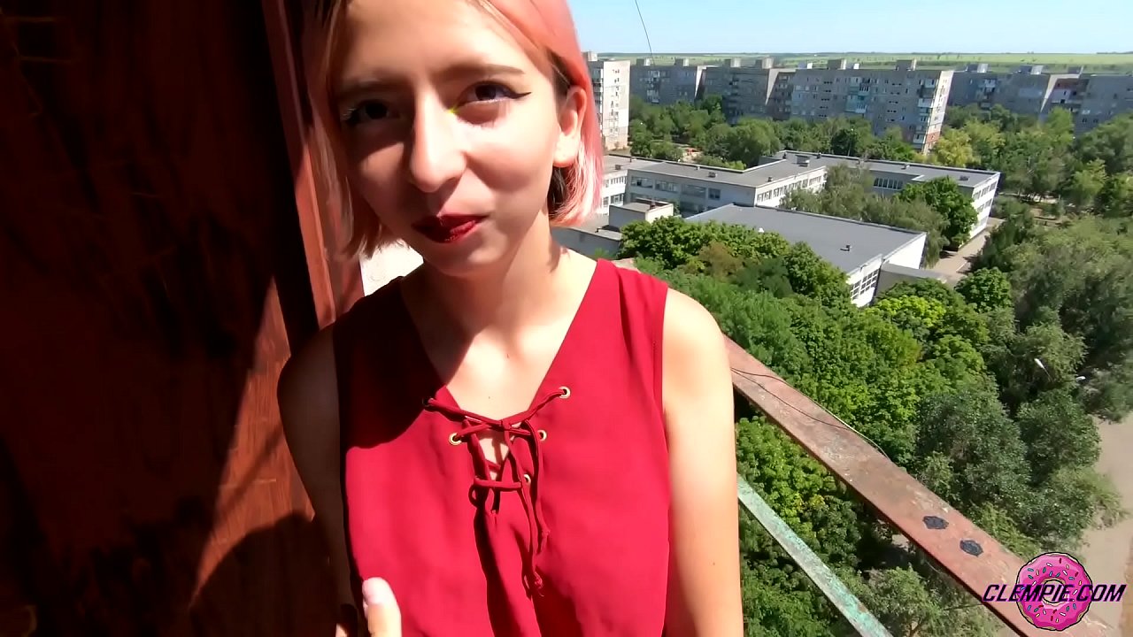 Diák szopik egy idegent érzékien a hátsó utcán - Face Cumming